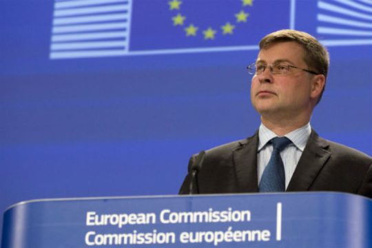 Αιχμές Ντομπρόβσκις για την ελληνική κυβέρνηση