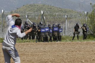 «Τρύπες» στον φράχτη, αλλά προς την Ελλάδα