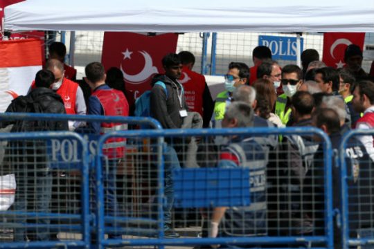 Εν μέσω διαμαρτυριών συνεχίζονται οι επαναπροωθήσεις