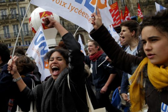 Η νεολαία της Γαλλίας ξαγρυπνά, η ελληνική ξυπνάει;