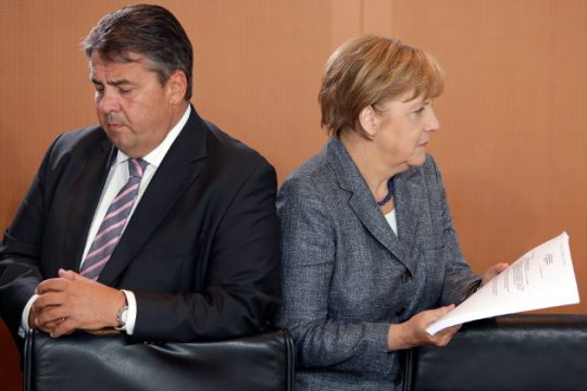 Σε πτώση τα κυβερνώντα κόμματα