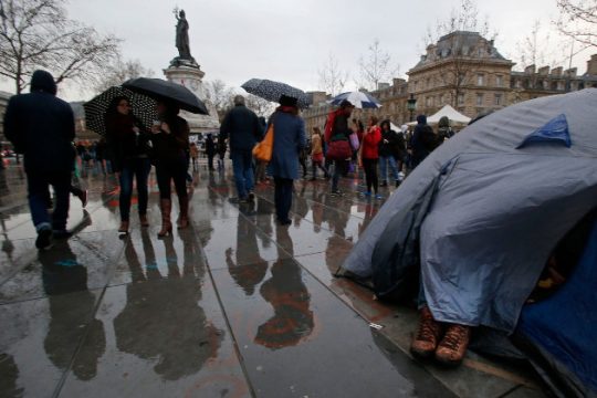 Οι αγρυπνίες έκοψαν τον ύπνο του Ολάντ