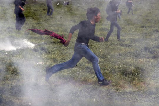Πετροπόλεμος και δακρυγόνα στην Ειδομένη