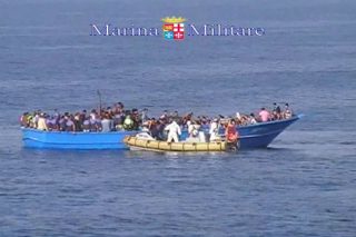 Τη δημιουργία hotspots μεσοπέλαγα προτείνει η Ιταλία