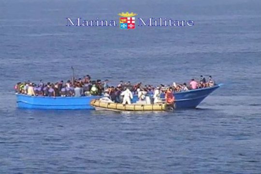 Τη δημιουργία hotspots μεσοπέλαγα προτείνει η Ιταλία