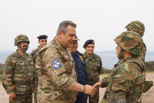 Βάζει ο Πάνος τη στολή του…