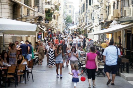 Σε προμνημονιακά επίπεδα η τουριστική κίνηση στην Κέρκυρα