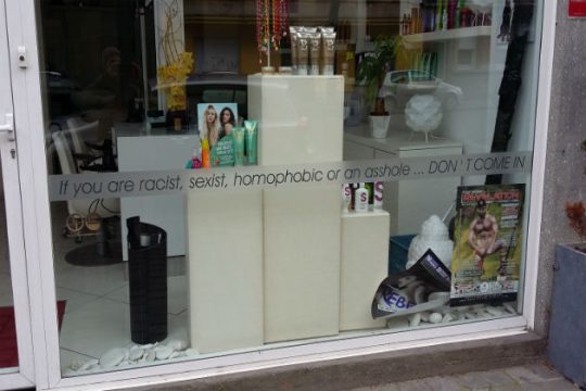 Ενα αντιρατσιστικό κομμωτήριο στις Βρυξέλλες