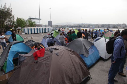 Στον Σκαραμαγκά άλλοι 500 πρόσφυγες από τον Πειραιά