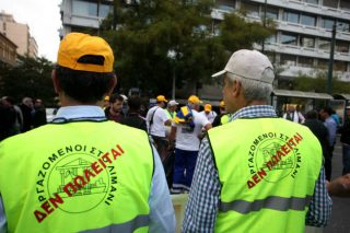 Απεργούν και «διαδηλώνουν ενάντια στις φιέστες» οι λιμενεργάτες