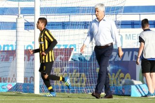 Δεν… κλείνει μάτι ο Μανωλάς
