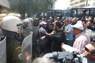 Μέσα γιορτή και απέξω καταστολή