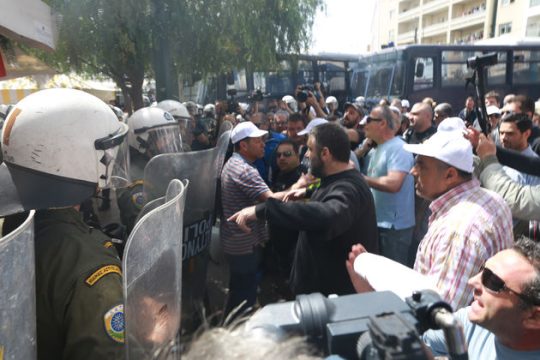 Μέσα γιορτή και απέξω καταστολή