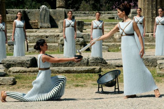Λαμπαδηδρομία που φωτίζει το προσφυγικό
