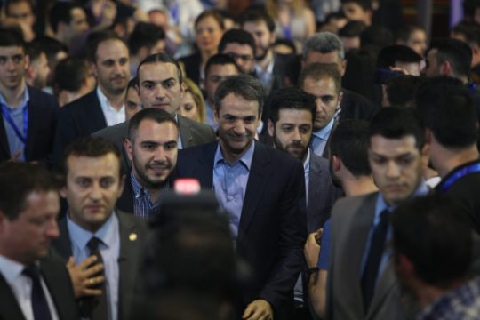 «Φιάσκο» στην ΟΝΝΕΔ και δυσφορία Μητσοτάκη