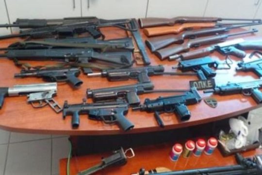 Οπλοστάσιο με… χρυσαυγίτικο άρωμα