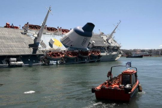Επιχείρηση για να μη «βυθιστεί» το «Παναγία Τήνου» [VIDEO]