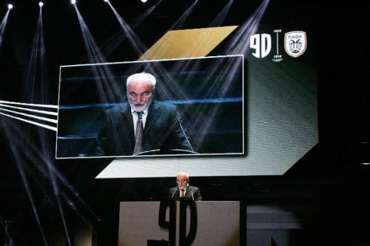 «Ολομέτωπη» επίθεση οργανωμένων σε Σαββίδη