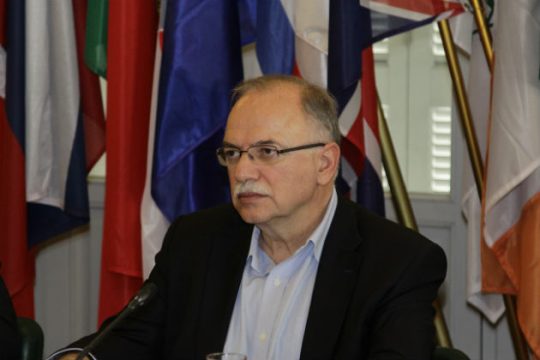 «Μόνο ένας ανόητος ή εμπρηστής θα έπαιζε με τη φωτιά…»
