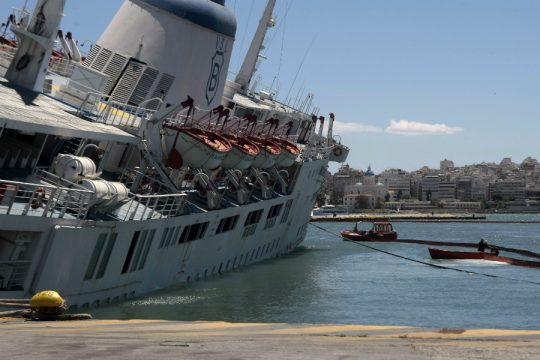 Προσπάθεια σταθεροποίησης του «Παναγία Τήνος»