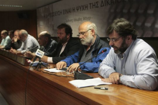 Στις επάλξεις οι δημοσιογράφοι για τη διάσωση του αγγελιόσημου