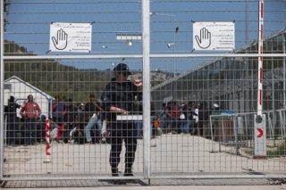 Παραβάσεις δικαιωμάτων διαπιστώνει ο Ν. Μουίζνιεκς για τη συμφωνία ΕΕ και Τουρκίας