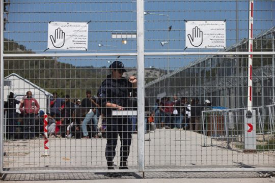 Παραβάσεις δικαιωμάτων διαπιστώνει ο Ν. Μουίζνιεκς για τη συμφωνία ΕΕ και Τουρκίας