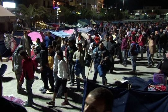 Οι ακροδεξιοί συνεχίζουν να προκαλούν