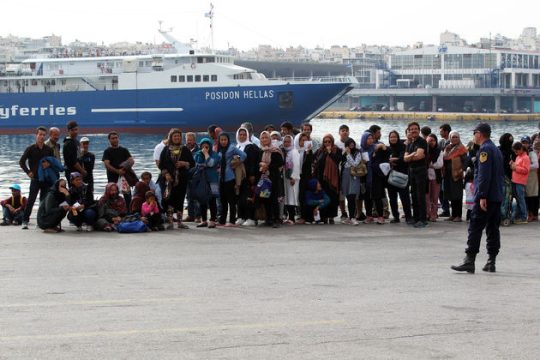 Τους οικίσκους στον Σκαραμαγκά αναμένουν στο λιμάνι