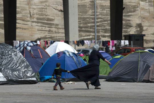Η συνέλευση αλληλέγγυων στην «Πέτρινη αποθήκη» για τη μεταφορά προσφύγων