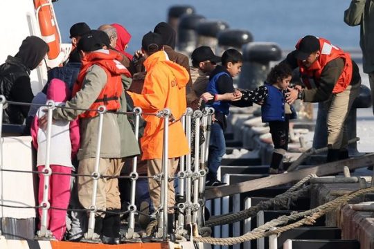 Πεσκέσι στην… αντιπολίτευση