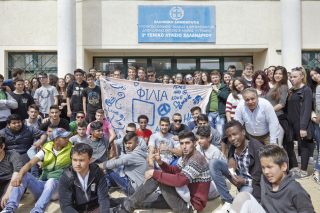 Χέρι χέρι στα ίδια θρανία