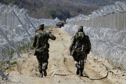 Μόνιμο κλείσιμο όλων των προσφυγικών διαδρομών θέλει η Αυστρία