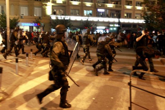 Τρίτη νύχτα διαδηλώσεων κατά του προέδρου της ΠΓΔΜ