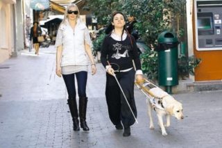Απαγόρευσαν την είσοδο σκύλου τυφλών στο μετρό