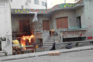Έβαλαν φωτιά σε χώρο αλληλεγγύης