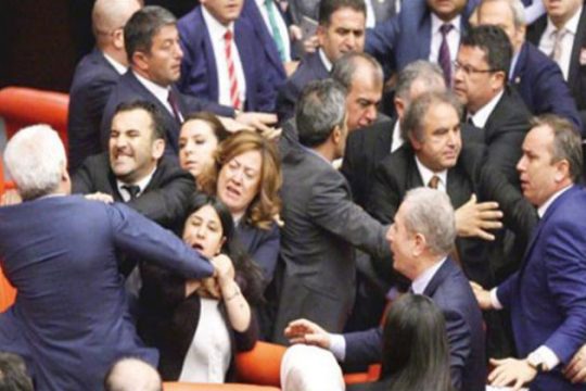 Παζάρια, υποσχέσεις και… μπουνιές για τη βίζα