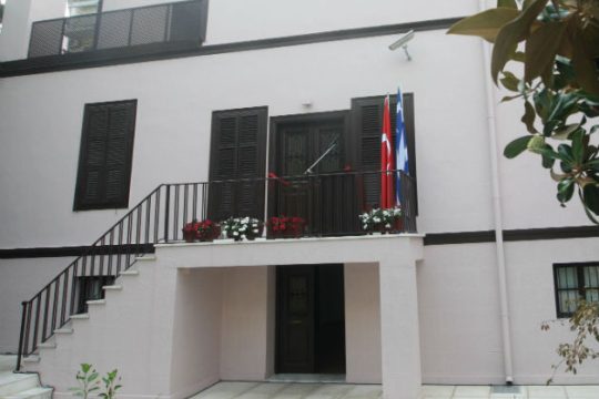 Μολότοφ εναντίον ΜΑΤ έξω από τουρκικό προξενείο