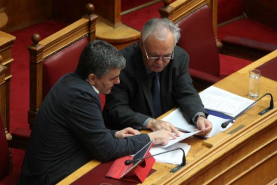 Στη Βουλή φορολογικό – ασφαλιστικό χωρίς την έγκριση των δανειστών