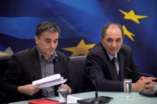 Έρχονται νομοσχέδια για συντάξεις και φόρο εισοδήματος