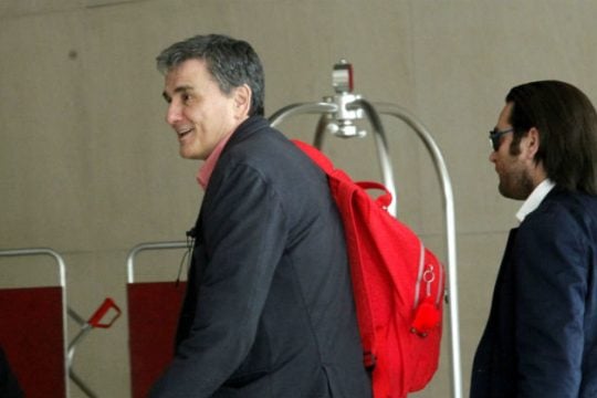 «Σπριντ» για το χάσμα σε «κόκκινα» δάνεια και επικουρικές