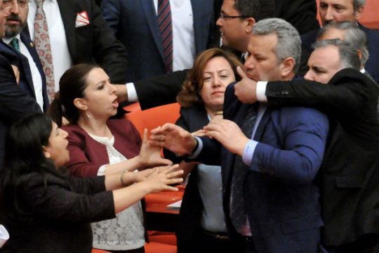 Ήρθαν στα χέρια για το Κουρδικό