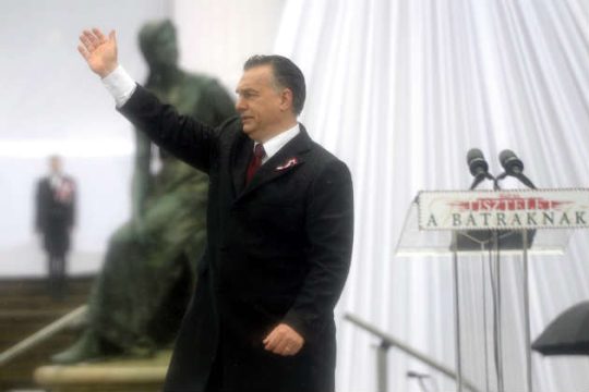 Οι… θεωρίες συνωμοσίας στην «υπηρεσία» του Όρμπαν