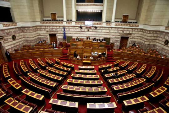 Ένταση στη Βουλή για τους αγρότες και το γιαούρτι