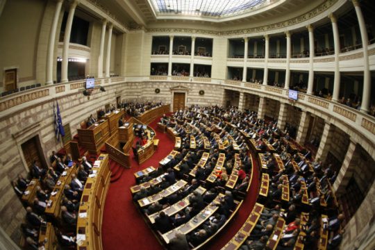 «Κούρεμα» στο πλαφόν συντάξεων άνω των 2.000 ευρώ