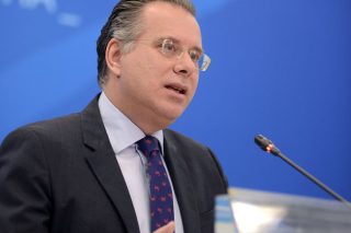 Μεταξύ «αυταπάτης» και «εξαπάτησης»
