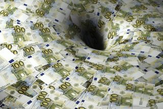 Ολα τα έσοδα στη «μαύρη τρύπα»