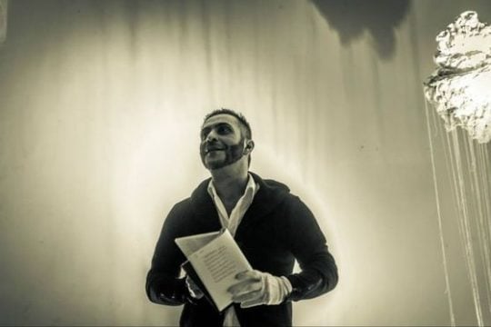 Η πρόταση του συγγραφέα-περφόρμερ