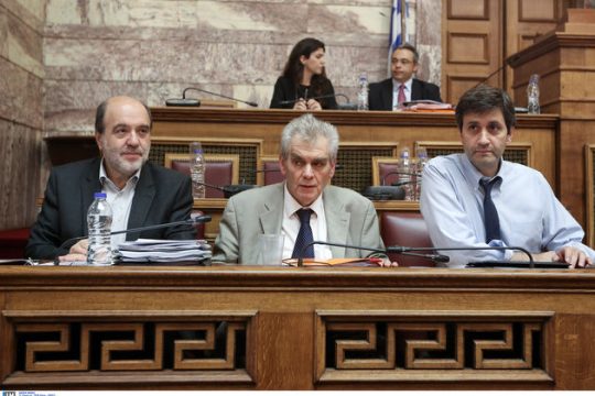 Γήπεδο η αίθουσα της Γερουσίας