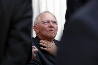 Η «καυτή πατάτα» του χρέους στα χέρια του… επόμενου